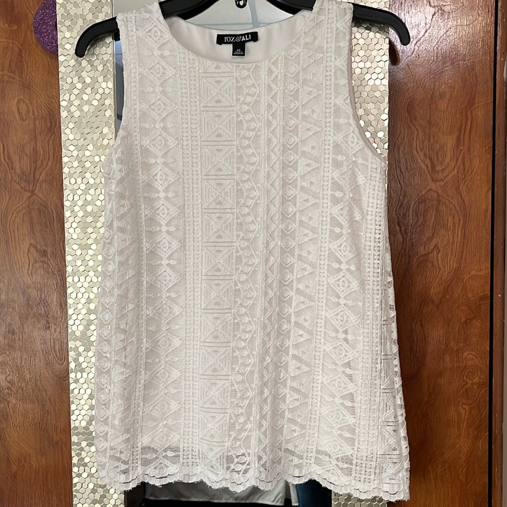 🌻 3 for $21🌻 Roz & Ali cream lace tank.